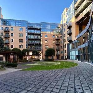 Large 2 Bed, 2 Bath, Free Parking & Wifi , Sheffield United Kingdom